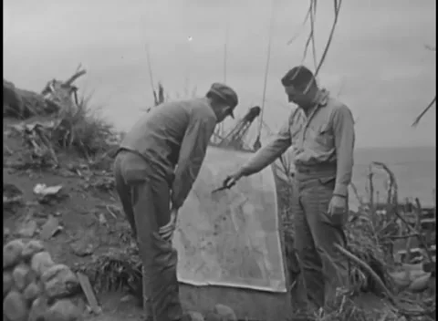 IWO JIMA, JAPAN - 1945: Map briefing - Marines Study a Map Beside a Dugout Vidéo 344504049