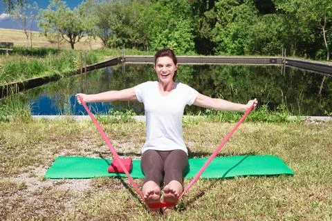 Iyengar-Yoga: Gesund an Leib und Seele Ältere Frau macht Gymnastik im frei.. Stock Photos