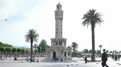 Izmir clock tower and crowded people visiting city center square Vídeo Stock 55767405