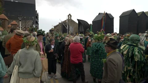 Jack in the Green Procession Crowds Hastings 스톡 동영상 194572518