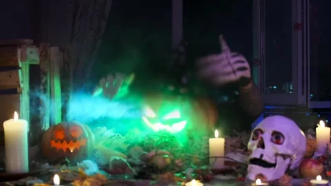 Jack lantern waves his hands, dancing, invites everyone to celebrate Halloween 库存影片 252413055