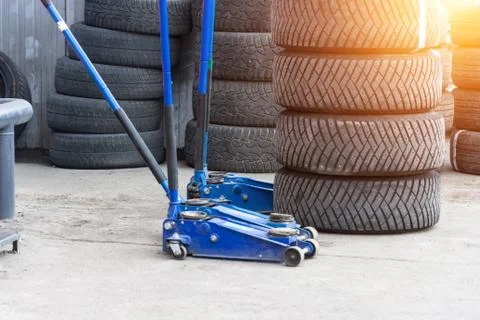 Jack for lifting a car body to replace tires on wheels. Foto stock