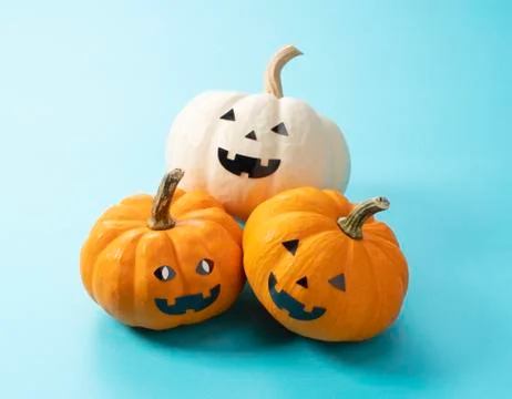 A jack-o'-lantern on a blue background Foto stock