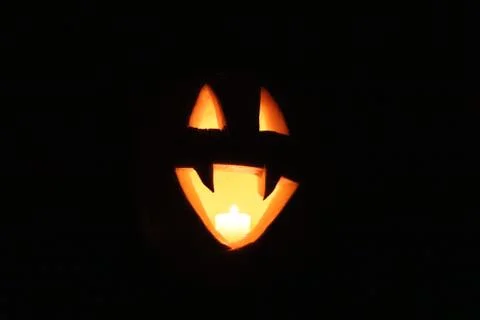 Jack-o'-lantern in the dark of night Stockfoto's
