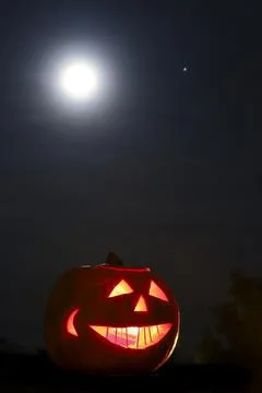 Jack O Lantern at night with the Moon. Foto stock