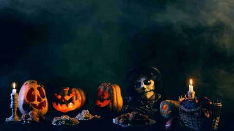 Jack-o-lantern says goodbye and disappears Video stock 95348466