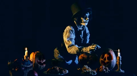 Jack O'lantern Ligntening Candles Inside Pumpkins Stock-Footage 41997411