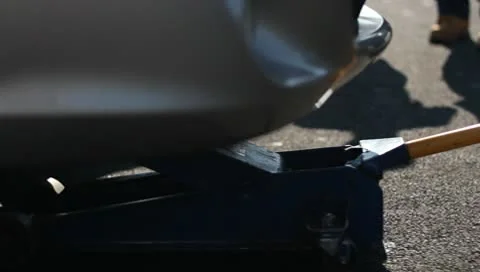 Jacking up car Vidéo 10586358