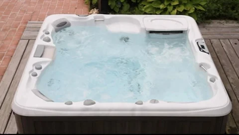 Jacuzzi/Whirlpool in the garden Vídeos de archivo 8525176