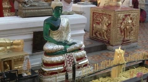 A jade Buddha statue at Wat Phra That Doi Suthep in Chiang Mai, Thailand Stock-Footage 48195992