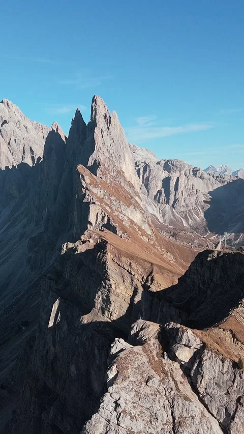 Jagged Peaks of the Dolomites Under Clear Blue Skies Stockbeeldmateriaal 334774617