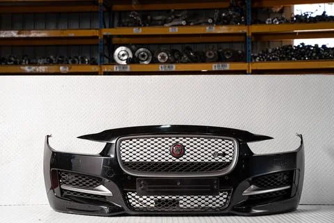 Jaguar branded front bumper assembly Фото