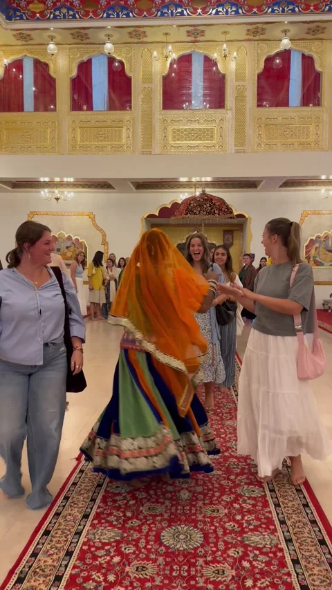 JAIPUR, INDIA - SEPT 2, 2026: Tourists dancing with Rajasthani folk dancer 스톡 동영상 344586932