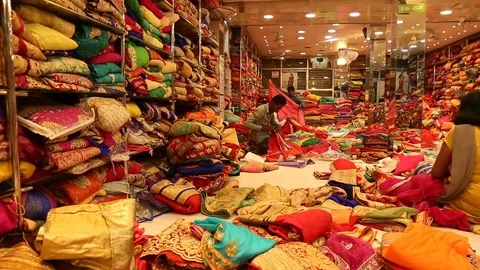 JAIPUR, Rajasthan, India  DEC, 2016: Sari Shop. Indian Traditional Women's .. Vidéo 74382394