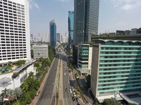 Jakarta, Backward Fly Over Sudirman, Bundaran HI &amp; Selamat Datang Statue Stock Footage 76202961
