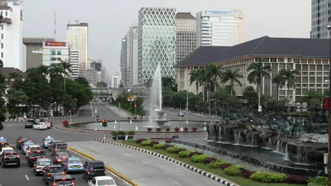 Jakarta traffic by fountain Vídeos de archivo 247223353