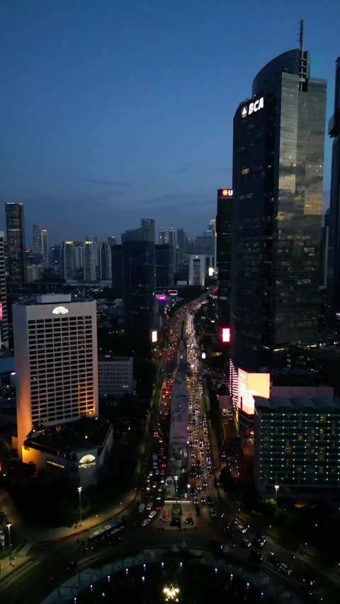 Jalan MH. Thamrin at dawn Drone Footage (9:16) Video stock 237334085