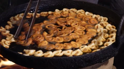 Jalebi being deep fried Stock-Footage 328521221