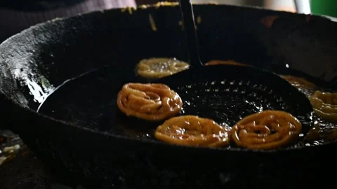 Jalebi making, Slow motion video. 스톡 동영상 295981090