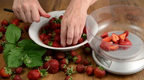 Jam making - cleaning strawberries 스톡 동영상 40325770