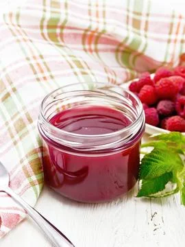 Jam of raspberry in jar on table Foto stock