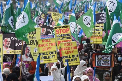 Jamaat-e-Islami supporters protest against rising fuel prices, Karachi, Pakistan Stock Photos