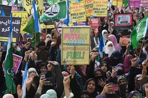 Jamaat-e-Islami supporters protest against rising fuel prices, Karachi, Pakistan Stock Photos