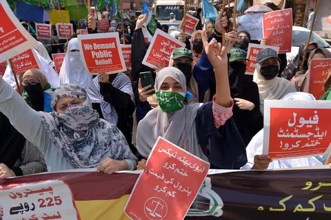 Jamaat-e-Islami supporters protest against rising fuel prices in Peshawar, Pakis Stock Photos