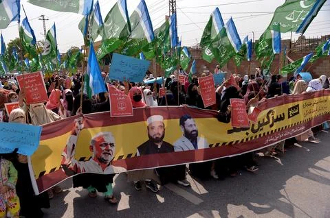 Jamaat-e-Islami supporters protest against rising fuel prices in Peshawar, Pakis Stock Photos