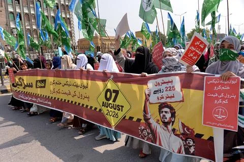 Jamaat-e-Islami supporters protest against rising fuel prices in Peshawar, Pakis Stock Photos