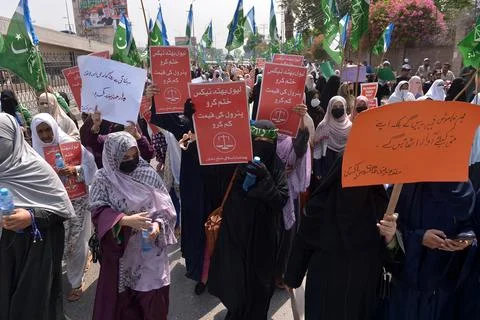 Jamaat-e-Islami supporters protest against rising fuel prices in Peshawar, Pakis Stock Photos