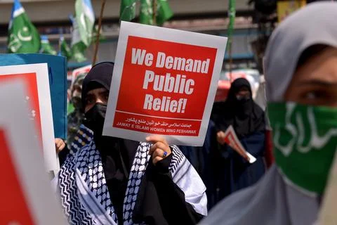 Jamaat-e-Islami supporters protest against rising fuel prices in Peshawar, Pakis Stock Photos
