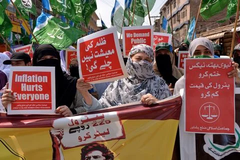 Jamaat-e-Islami supporters protest against rising fuel prices in Peshawar, Pakis Stock Photos