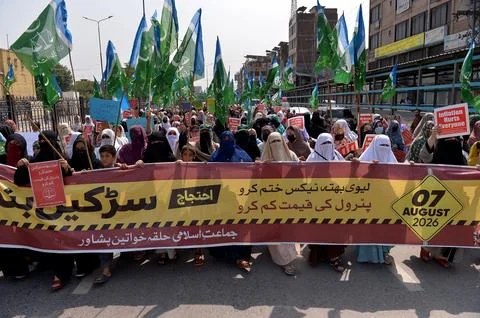 Jamaat-e-Islami supporters protest against rising fuel prices in Peshawar, Pakis Stock Photos