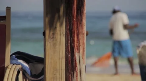 Jamaican man sweeps the beach 動画素材 59835332