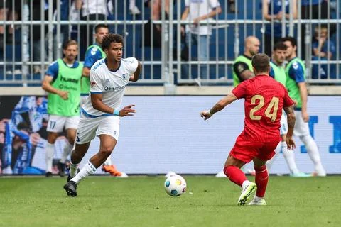  Jamie Lawrence (1. FC Magdeburg,5) gegen Papu Gomez (FC Sevilla,24) - 2. ... Stock Photos