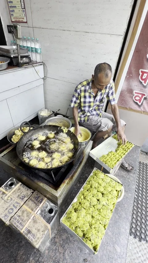 Jamnagar, India - Sep 11, 2026 - Vendor Frying Methi Gota At Shop Vídeos de archivo 345385463