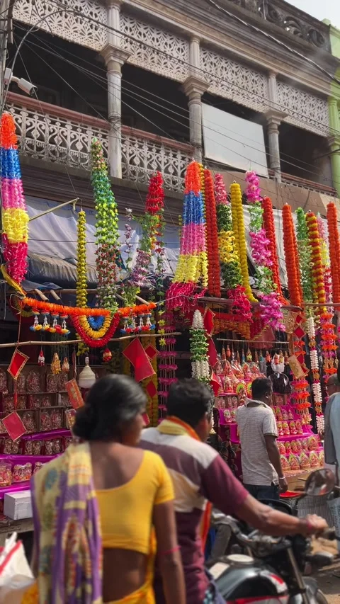 JAMNAGAR, INDIA - SEPT 3, 2026: Colorful garlands shop for Navratri festival Stock-Footage 344588615