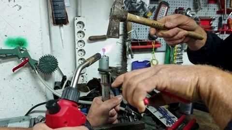 Jamnagar, India - September 8, 2026 - Mechanics Repairing Fuel Injector Vídeo Stock 345016462