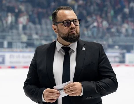  Jan Barta (Co-Trainer und Development Coach, Loewen Frankfurt). Augsburge... 写真素材