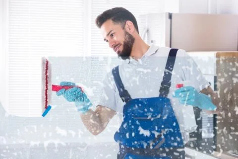 Janitor Cleaning Window With Squeegee Foto stock
