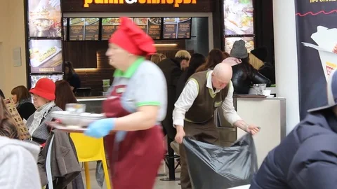Janitor in the mall changes bag for garbage 库存影片 73150779