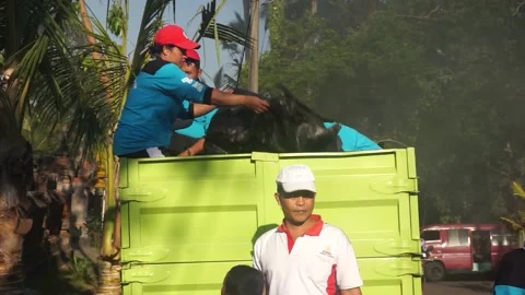 The janitor is transporting the collected garbage. 스톡 동영상 196992942