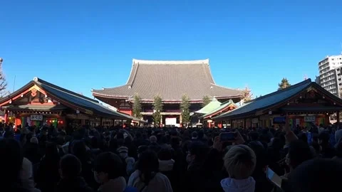January 2 2022: A large crowd in front of Main Hall of Sensoji Temple Stock Footage 167861415