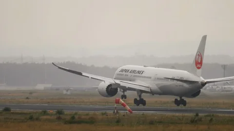 Japan Airlines Dreamliner Boeing 787 approaching Stock Footage 93487026