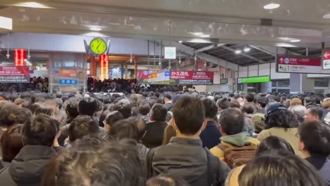 Japan: Shinagawa Station Overcrowded as Train Suspensions Disrupt Rush Ho... Video stock 330113853