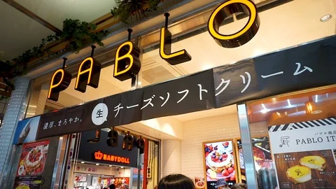 Japanese and tourists on the queue at PABLO at night Vídeos de archivo 85547398