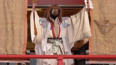 Japanese dancer with an eagle mask dancing during the festival of the rooster. Stock-Footage 141965003
