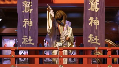 Japanese dancer with an eagle mask dancing at the festival of the rooster. Vídeo Stock 141966266