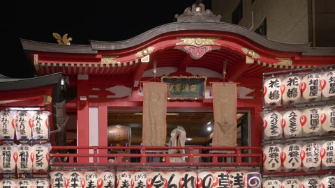 Japanese dancer with an eagle mask dancing during the festival of the rooster. Stock-Footage 141966353